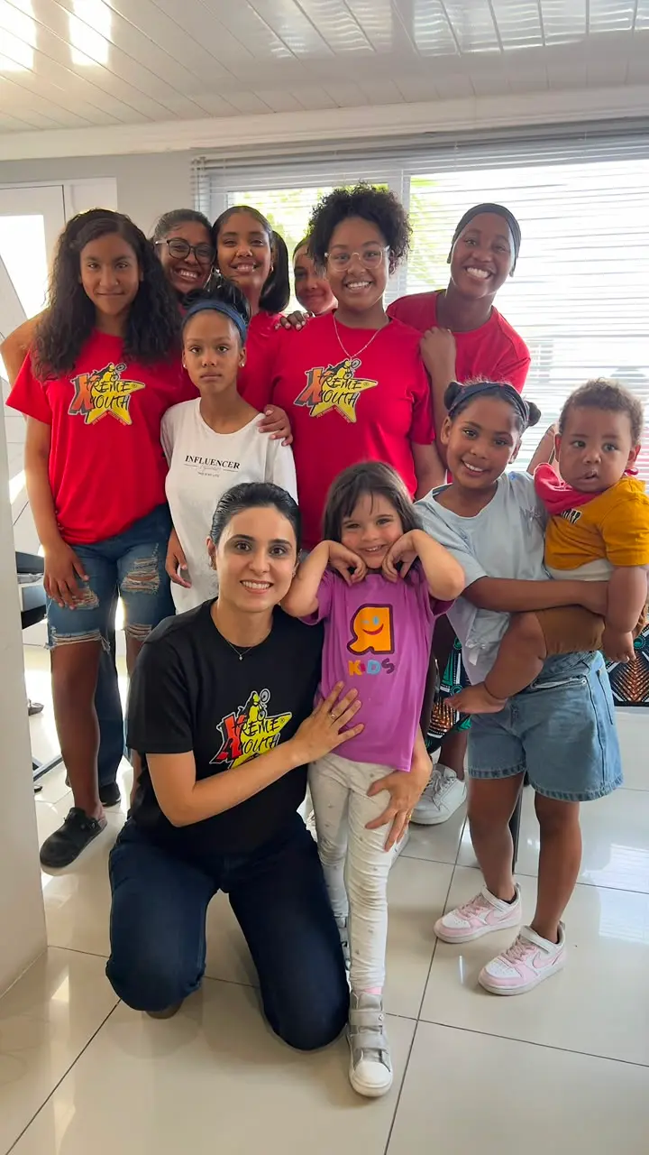 Amanda e Clara junto com as crianças na África